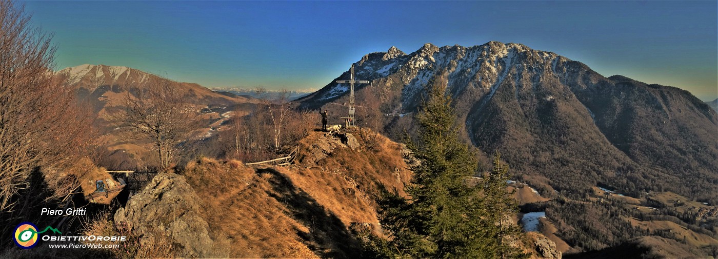 44 Alla croce del Monte Castello (1425 m) con vista in Alben.jpg